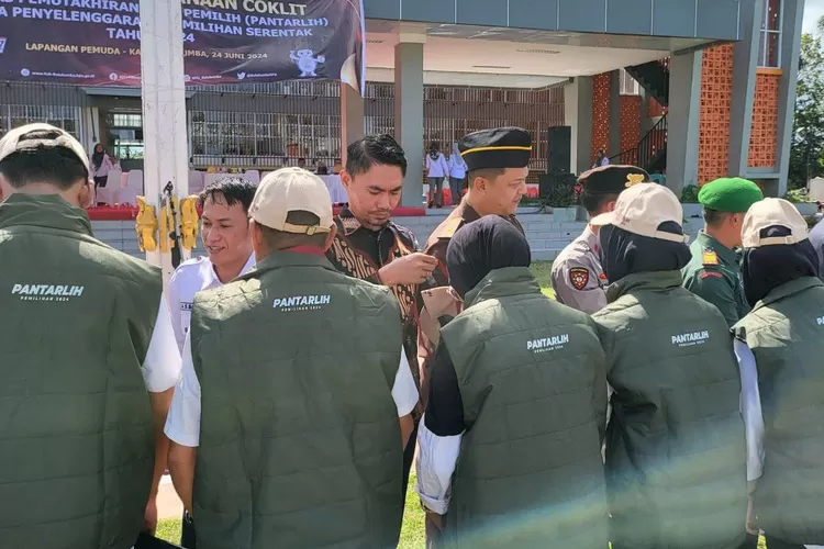 1309 Pantarlih untuk Pilkada Serentak 2024 ikut apel siaga di Lapangan Pemuda Bulukumba.