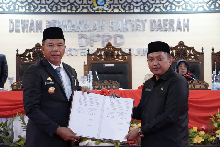 Bupati Bulukumba Andi Muchtar Ali Yusuf dan Ketua DPRD Bulukumba H Rijal menandatangi persetujuan 4 ranperda menjadi perda.