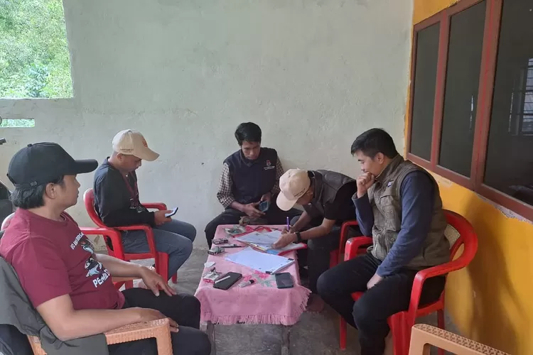 Petugas Pantarlih melakukan Coklit jelang Pilkada Serentak 2024 di Kabupaten Bulukumba.