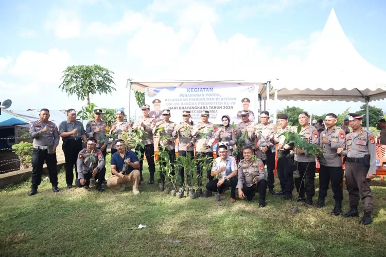 Polres Bulukumba peduli lingkungan gelar penanam pohon dan penyerahan beasiswa.