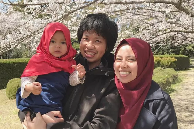 Sosok calon ketua DPRD Bulukumba dari Partai PKS, Supriadi bersama keluarga. (Istimewa)