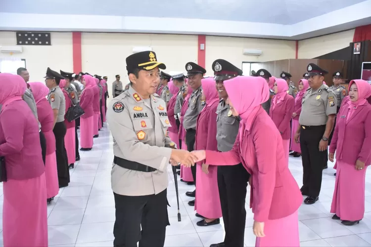 Kapolres Bulukumba AKBP Andi Erma Suryono menyalami personel yang mendapat kenaikan pangkat, 2 Juli 2024.