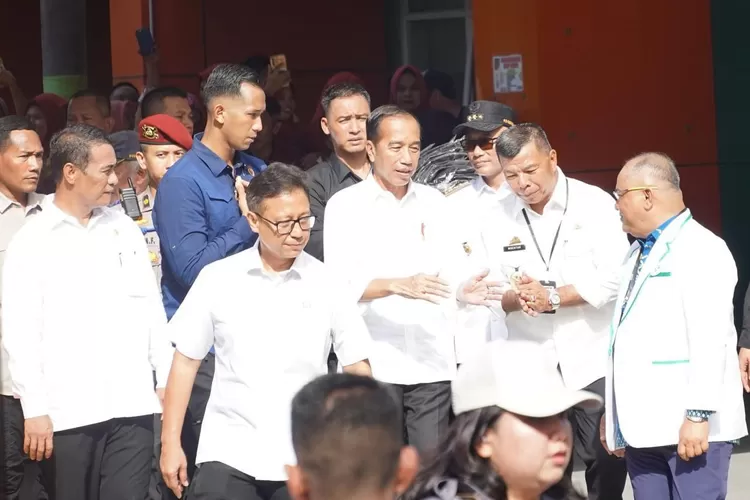 Bupati Bulukumba Andi Utta mendampingi Presiden RI Jokowi saat kunker ke RSUD HA Sulthan Daeng Radja.