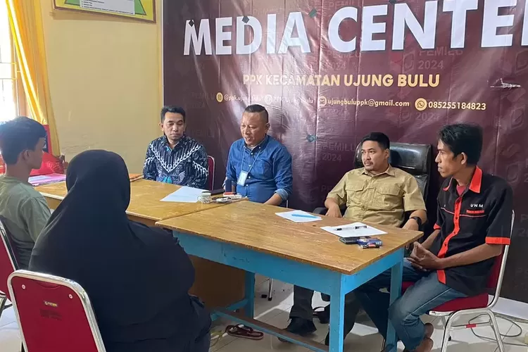 Camat Ujung Bulu, Andi Ashadi bersama Baznas saat melakukan wawancara kepada penerima manfaat Program Pendidikan Gratis Mahasiswa Dhuafa (Istimewa)