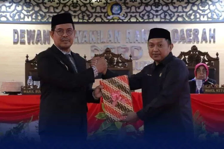 Wakil Bupati Andi Edy Manaf dan Ketua DPRD Bulukumba H Rijal saat rapat paripurna.