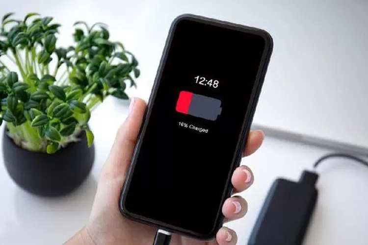 (Ilustrasi) Perbandingan performa baterai Nokia Zeus Max 2023 dan iPhone 16. (1ST)