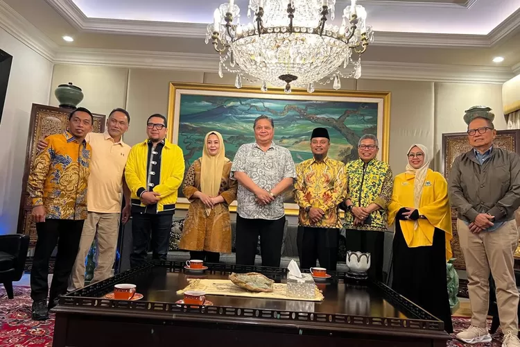 Pasangan bakal calon gubernur (Cagub) dan calon wakil gubernur (Cawagub) Sulawesi Selatan (Sulsel), Andi Sudirman Sulaiman dan Fatmawati Rusdi (ASS-Fatma), menemui Ketua Umum Golkar, Airlangga Hartarto. (1ST)