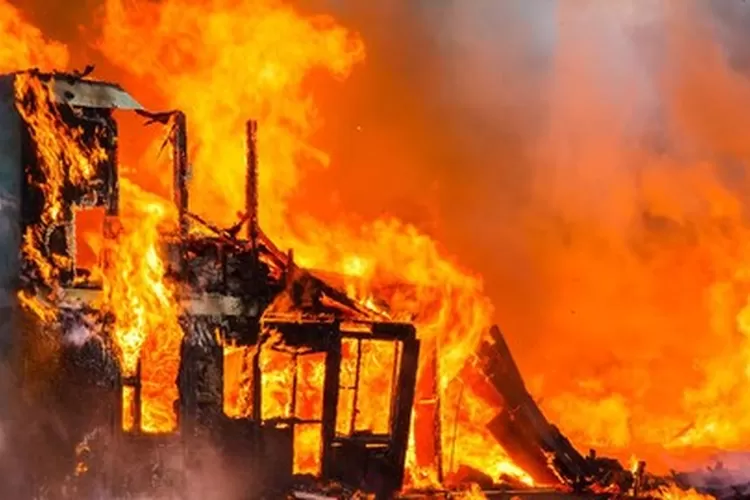 (Ilustrasi) Sebuah rumah permanen di Dusun Kabupaten Bulukumba, Sulawesi Selatan, nyaris habis dilalap si jago merah. (1ST)