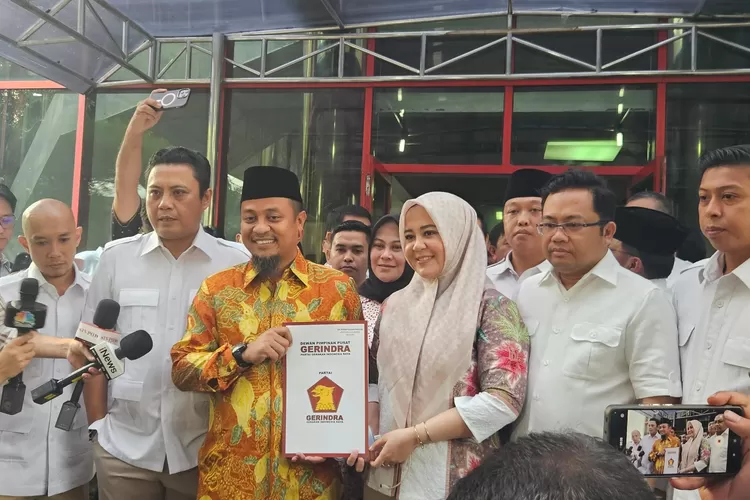 Dewan Pimpinan Pusat (DPP) Partai Gerindra resmi menyerahkan formulir persetujuan partai politik atau B1 KWK kepada pasangan calon gubernur dan wakil gubernur, Andi Sudirman Sulaiman dan Fatmawati Rusdi untuk Pilgub Sulsel 2024. (1ST)
