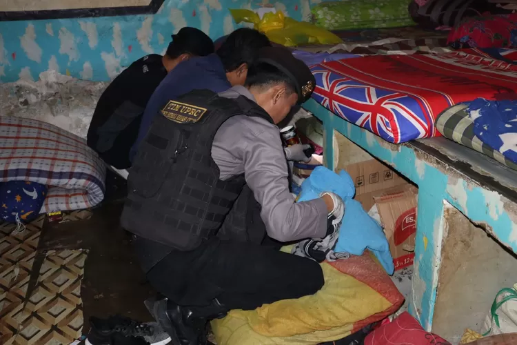 Petugas gabungan menggeledah blok warga binaan Lapas Bulukumba.