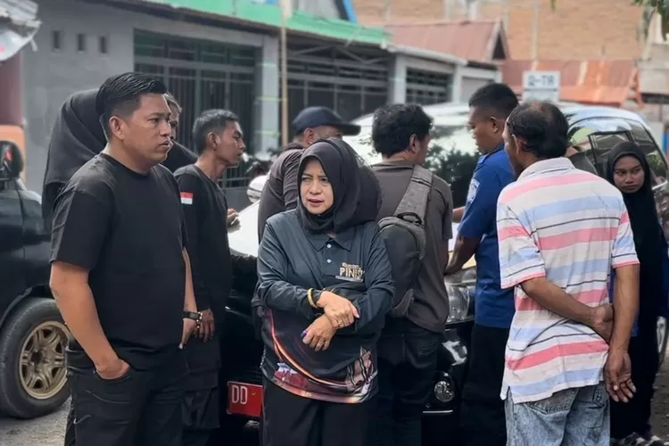 Anggota DPRD Bulukumba, Kurdiangsah Anggoro saat mengunjungi korban kebakaran pada Jumat, 6 September 2024. (1ST)