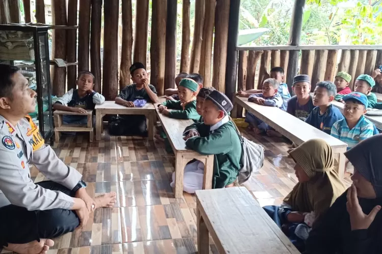 Ipda Rahmat Kurniawan, yang kini menjabat sebagai Kaur Bin Ops (KBO) Satuan Binmas Polres Bulukumba, dikenal tidak hanya sebagai perwira polisi tetapi juga sebagai seorang ustadz aktif dalam kegiatan keagamaan. (1ST)