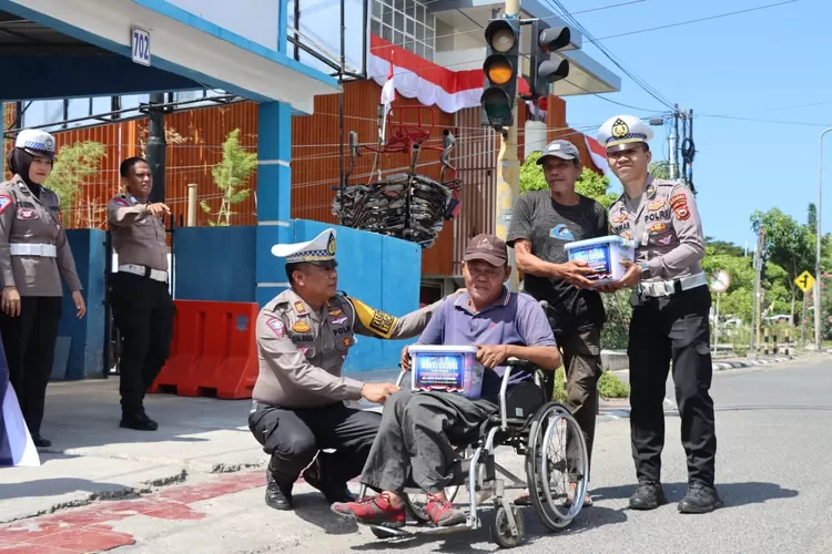 Satuan Lalulintas (Satlantas) Polres Bulukumba menggelar kegiatan kemanusiaan berupa Bakti Sosial, Bakti Religi hingga Donor Darah. Jumat, 6 September 2024. (1ST)