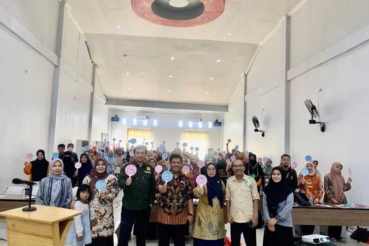 Kepala Dinas Kesehatan Bulukumba, dr.H.Muhammad Amrullah, S.Ked.,M.kes (Tengah) saat foto bersama seluruh peserta Orientasi Gizi Ibu dan Anak serta Penguatan Posyandu. (1ST)
