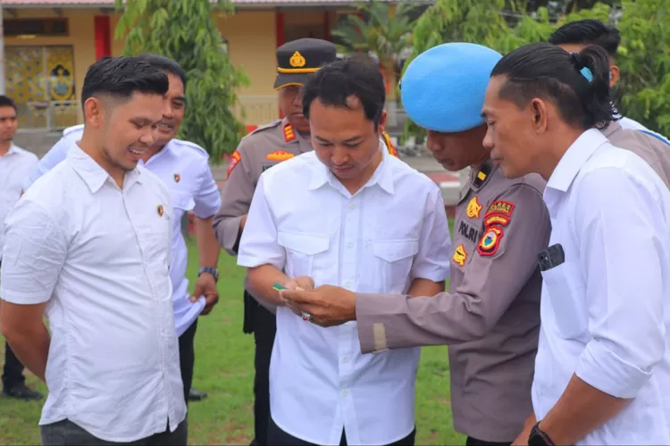 Propam Polres Bulukumba sidak handphone milik personel terkait judi online (judol).