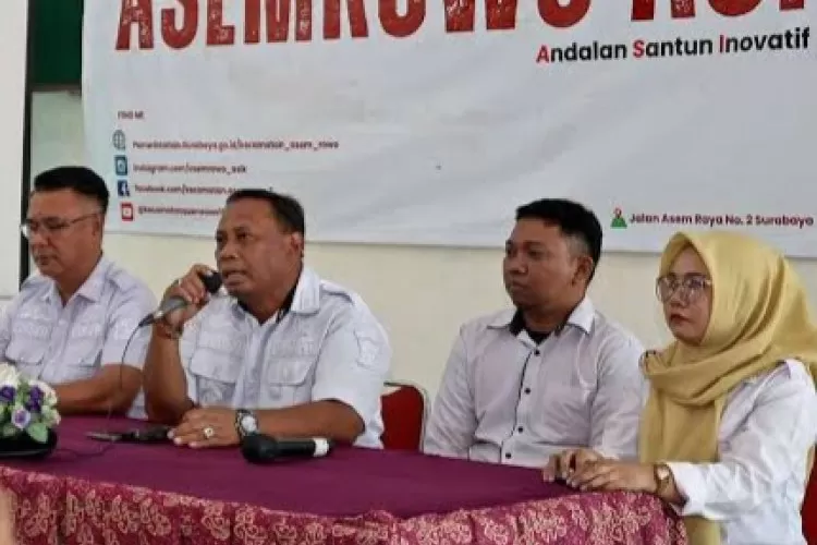 Muhammad Khusnul Amin, Camat Asemrowo, memberikan klarifikasi terkait video viral yang menuduhnya menyembunyikan seorang perempuan di bawah meja kantornya.