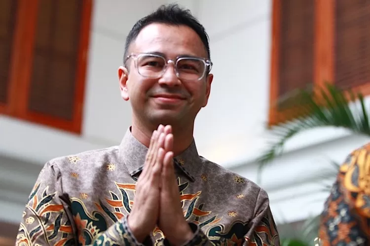 Raffi Ahmad diduga gunakan Mobil Dinas Pelat RI 36 mewah jenis Lexus sebagai Utusan Khusus Presiden. 
