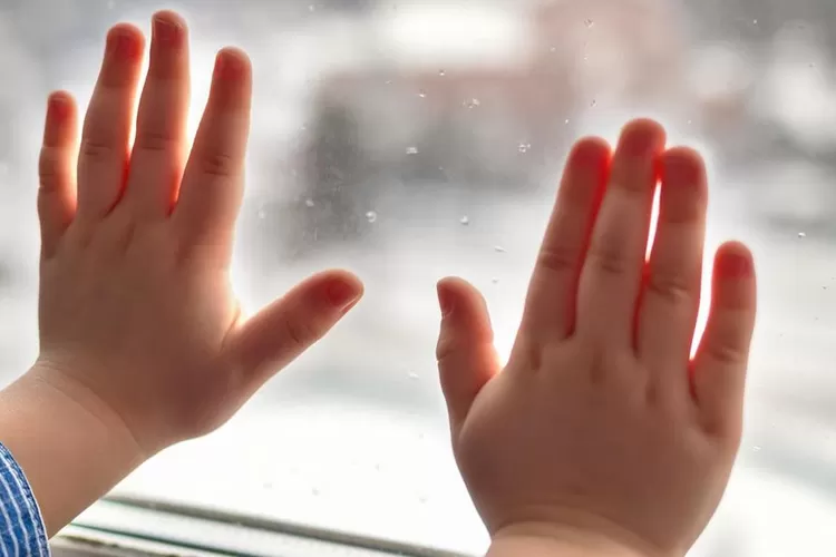 (Ilustrasi) Kejadian tragis menimpa dua balita kembar berusia 1 tahun yang ditemukan tewas setelah tercebur ke dalam kolam ikan di depan rumah mereka.