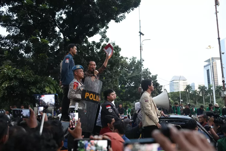 Mensesneg) Prasetyo Hadi turun langsung menemui para mahasiswa yang melakukan unjuk rasa di kawasan Patung Kuda Arjuna Wiwaha, Jakarta Pusat, Kamis (20/2). 
