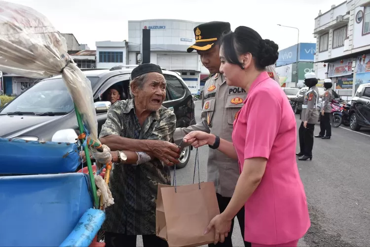 Kapolres Bulukumba AKBP Andi Erma Suryono didampingi Ketua Ketua Bhayangkari Cabang Bulukumba, Eli Andi Erma bagikan takjil buka puasa. (Humas Polres Bulukumba)