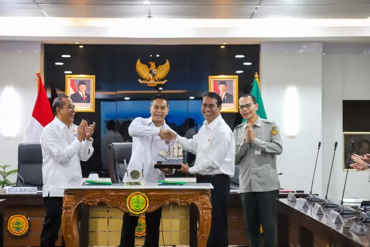 Menteri Pertanian Andi Amran Sulaiman bersama Ketua KADIN Anindya Bakrie.