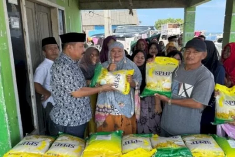 Anggota DPRD Provinsi Sulawesi Selatan, H Patudangi membagikan paket sembako jelang lebaran untuk masyarakat Bulukumba.