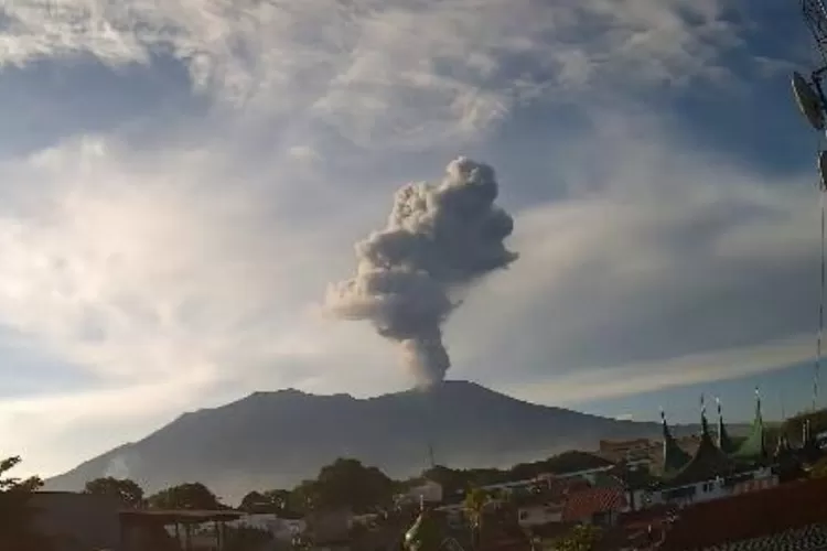 Tangkapan layar erupsi Gunung Marapi pada Rabu 23 Juli 2025. (esdm.go.id)