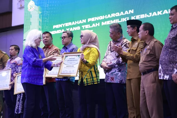 Bupati Barru Andi Ina Kartika Sari terima penghargaan.