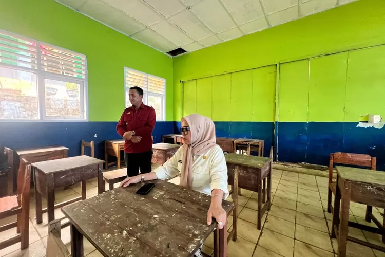 Bupati Barru Andi Ina Kartika Sari tinjau langsung kelas sekolah di pelosok.
