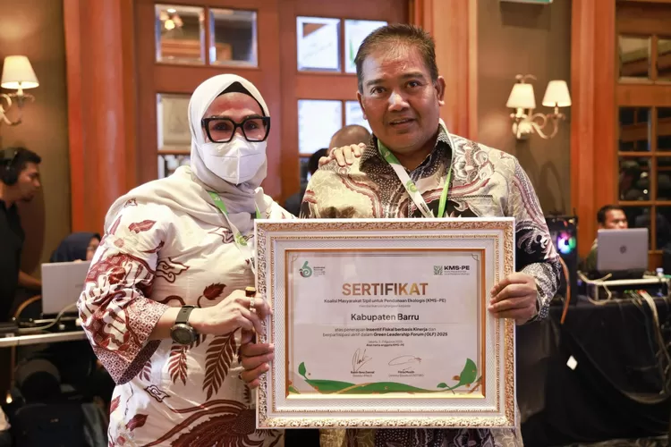 Bupati Barru Andi Ina Kartika Sari menerima penghargaan dari program Ecological Fiscal Transfer (EFT). (Humas Pemkab Barru)