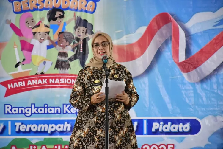Bupati Sinjai, Hj Ratnawati Arif di peringatan Hari Anak Nasional. (Humas Pemkab Sinjai)