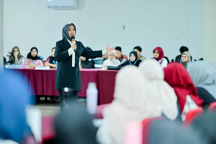 Wakil Gubernur Sulsel Hj Fatmawati Rusdi saat memberikan materi dihadapan kader HMI. (Humas Pemprov Sulsel)