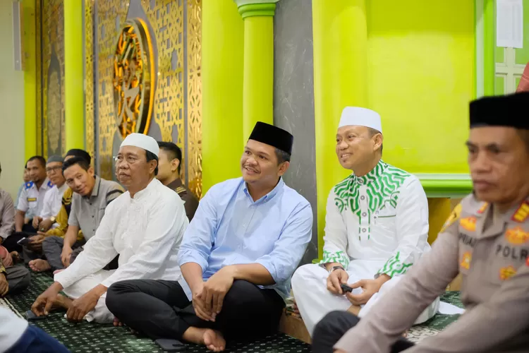 Bupati Bantaeg M. Fathul Fauzy Nurdin bersama Ustad Das&rsquo;ad Latif.