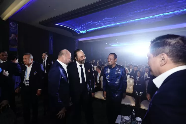 Gubernur Sulsel Andi Sudirman Sulaiman bersama Surya Paloh di Rakernas NasDem di Makassar.