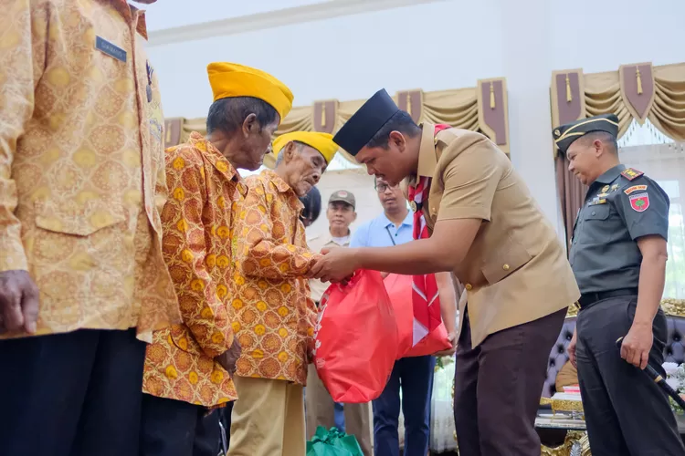Bupati Bantaeng M. Fathul Fauzy Nurdin beri santunan ke para veteran. (Humas Pemkab Bantaeng)