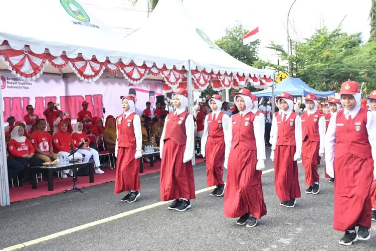 Bupati Sinjai Hj Ratnawati Arif lepas grup gerak jalan HUT ke-80 RI. (Humas Pemkab Sinjai)