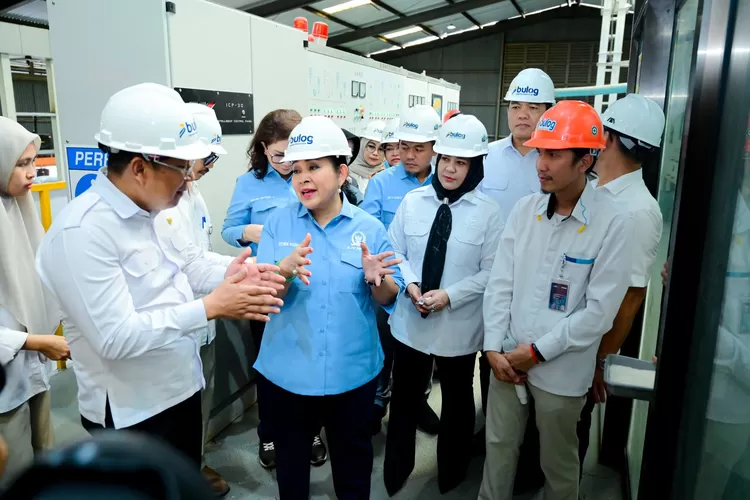 Wagub Sulsel Hj Fatmawati Rusdi mendampingi Ketua Komisi IV DPR RI Titiek Soeharto kunjungan ke Perum Bulog Makassar. (Humas Pemprov Sulsel)