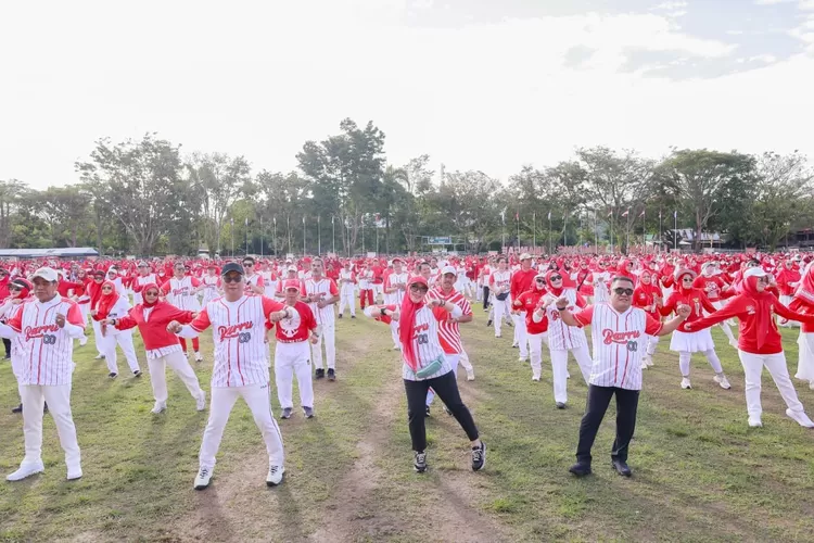Bupati Barru Andi Ina Kartika pimpin senam merah putih.