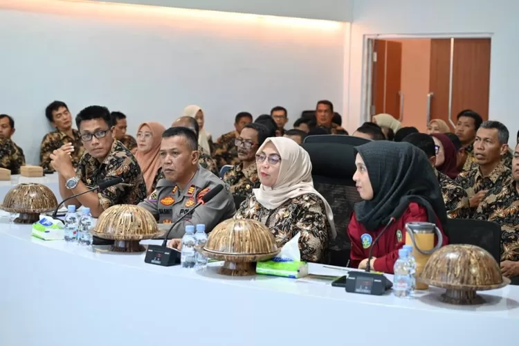 Bupati Sinjai Hj Ratnawati Arif mengikuti pemaparan KKS tingkat nasional tahun 2025 melalui sambungan zoom. (Humas Pemkab Sinjai)