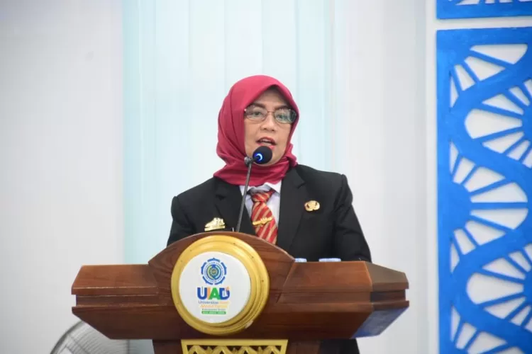Bupati Sinjai Hj Ratnawati Arif saat menghadiri acara wisuda UIAD Sinjai. (Humas Pemkab Sinjai)