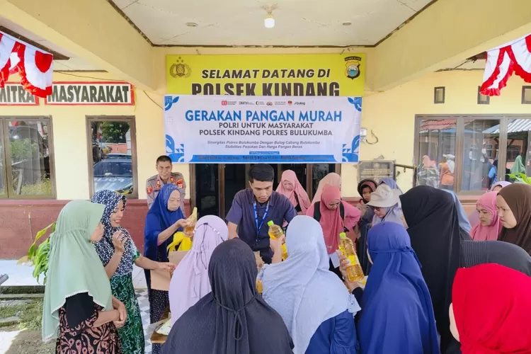 Gerakan Pangan Murah digelar di halaman Polsek Kindang. (Humas Polres Bulukumba)