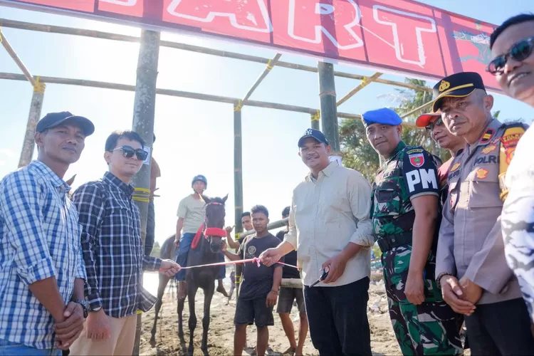 Bupati Bantaeng, M. Fathul Fauzy Nurdin membuka Lomba Pacuan Kuda di Desa Biangkeke, Kecamatan Pa&rsquo;jukukang, Kamis, 14 Agustus 2025. (Humas Pemkab Bantaeng)