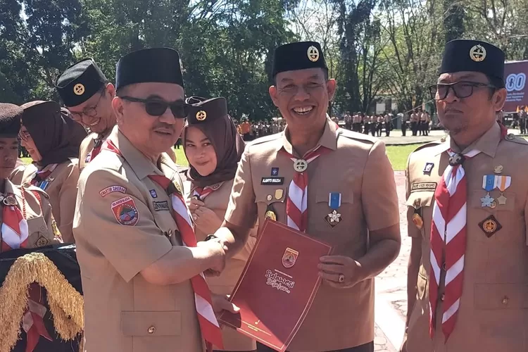 Wabup Sinjai Andi Mahyanto Mazda menerima tanda lencana Pancawarsa III Pramuka dari Sekda Pemprov Sulsel H Jufri Rahman. (Humas Pemkab Sinjai)