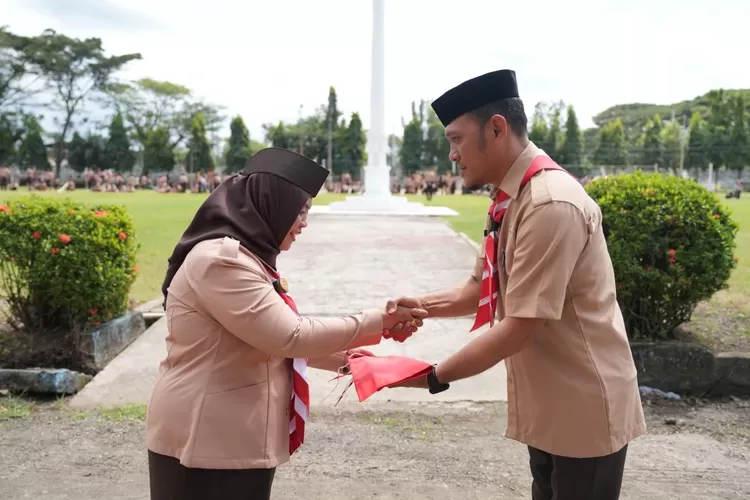 Bupati Sinjai Hj Ratnawati Arif serahkan bendera ke Camat Sinjai Utara, Agus Salam untuk dibagikan kepada warga. (Humas Pemkab Sinjai)