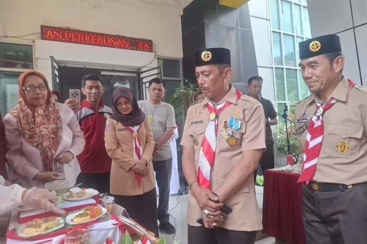 Sekda Sinjai Andi Jefrianto Asapa saat meninjau lomba pengolahan pangan DTPHP. (Humas Pemkab Sinjai)