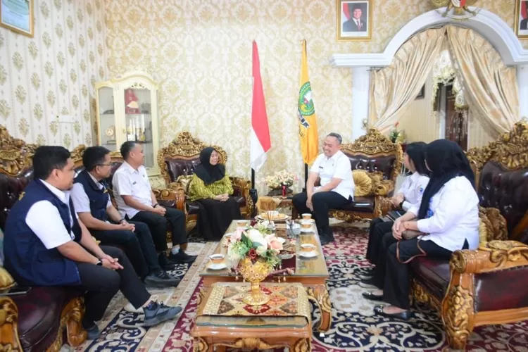 Bupati Sinjai Hj Ratnawati Arif terima kunjungan BNN Sulsel di Rujab Bupati Sinjai, Jumat, 15 Agustus 2025.