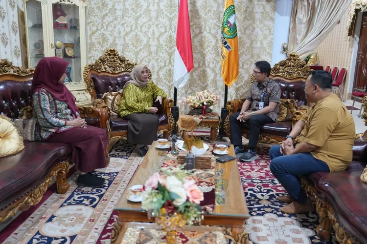 Bupati Sinjai Hj Ratnawati Arif terima kunjungan PUSDAL KLHK, bahas pengelolaan sampah berkelanjutan. (Humas Pemkab Sinjai)