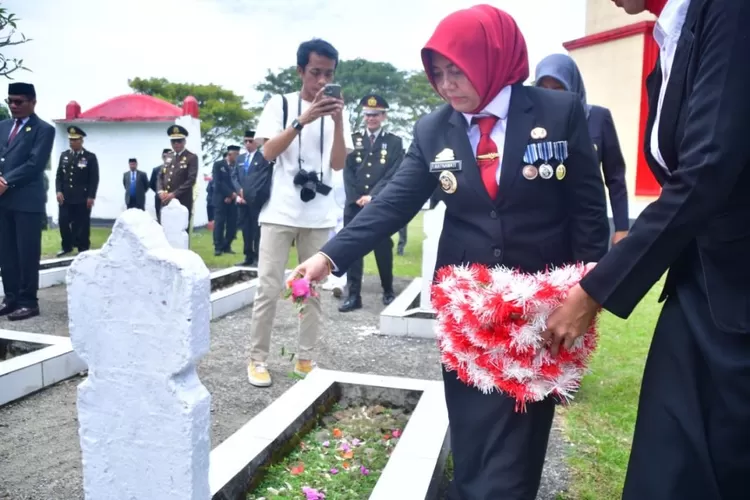 Bupati Sinjai Hj Ratnawati Arif melakukan tabur bunga di Taman Makam Pahlawan Sinjai. (Humas Pemkab Sinjai)