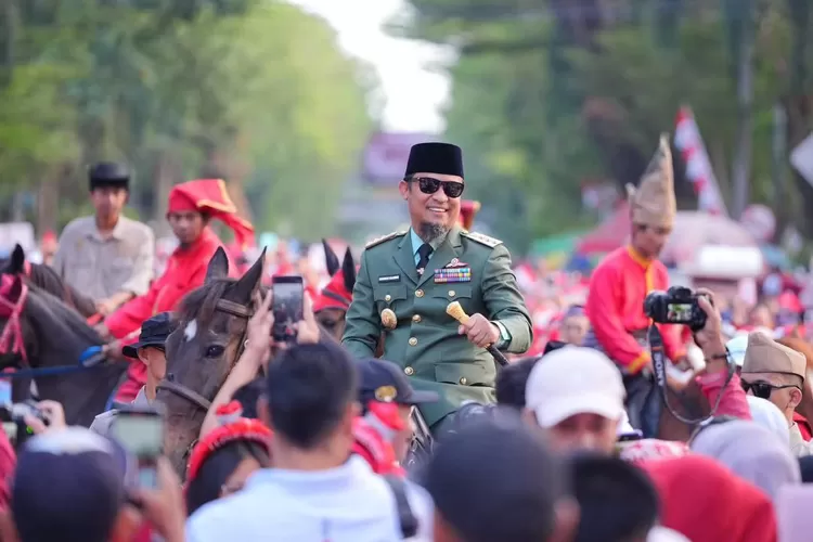 Gubernur Sulsel Andi Sudirman Sulaiman menggunakan kostum Bung Karno. (Humas Pemprov Sulsel)