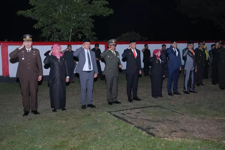 Bupati dan Wakil Bupati Sinjai ikut Apel Kehormatan dan Renungan Suci di TMP Mangottong. (Humas Pemkab Sinjai)